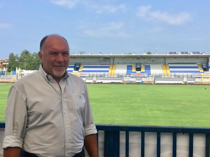 Sandro Turotti, il ds della Pro Patria nello Speroni rimodernato. «C'è anche un campo in più in cui si alleneranno, oltre le squadre dei piccoli, anche la Berretti. Così si prepara al meglio il settore giovanile» Sandro Turotti, il ds della Pro Patria nello Speroni rimodernato. «C'è anche un campo in più in cui si alleneranno, oltre le squadre dei piccoli, anche la Berretti. Così si prepara al meglio il settore giovanile»