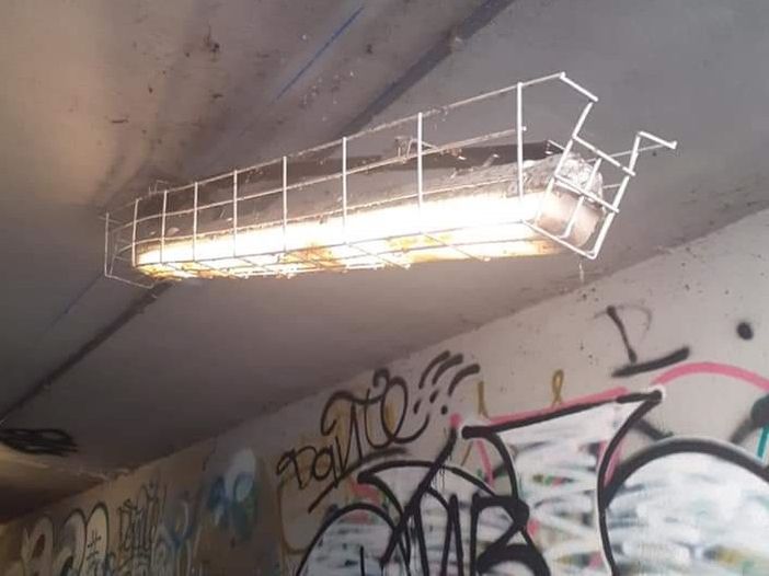 «Luci rotte, crepe nel tetto e sporcizia», la denuncia del consigliere Esposito sul sottopasso di Calcinate