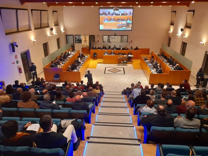 Il nuovo Consiglio comunale di Gallarate si è riunito per la prima volta. Passaggi formali, auguri di buon lavoro. E stoccate. Iniziali?