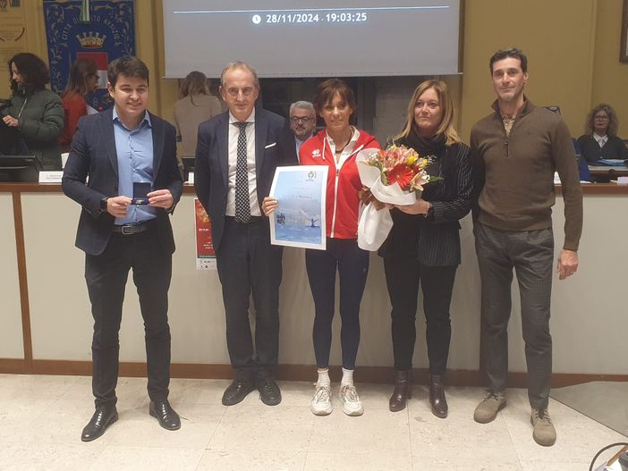 La triatleta Stefania Moneta premiata in Comune: «Esempio di carattere e resilienza bustocchi»