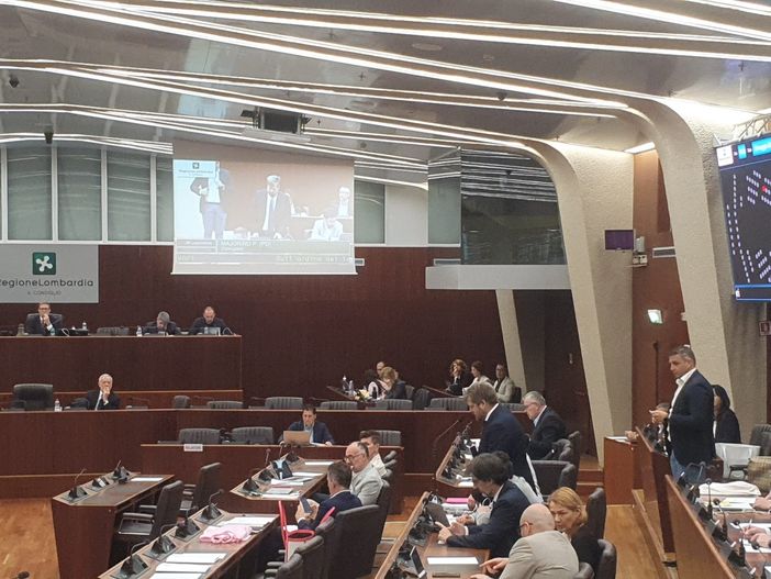 Scontro al Pirellone sul Remigration Summit, il Pd: «Indegno». La Lega: «Più pericoloso chiamare gli anarchici»