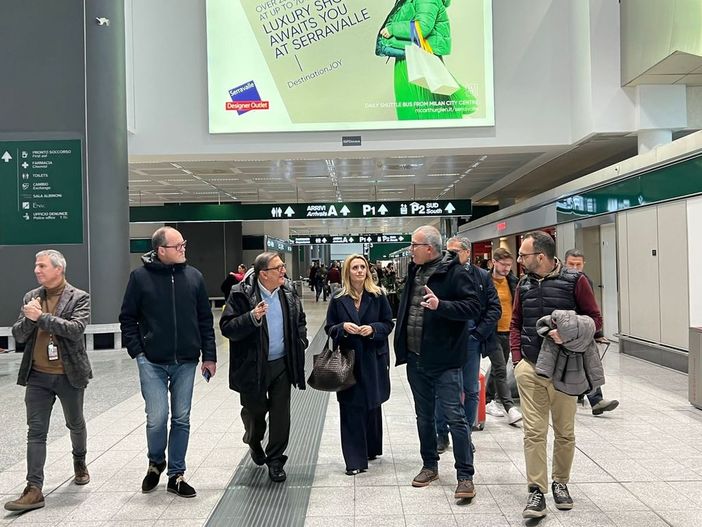 Francesca Caruso durante una visita a Malpensa con il collega di Giunta Romano La Russa