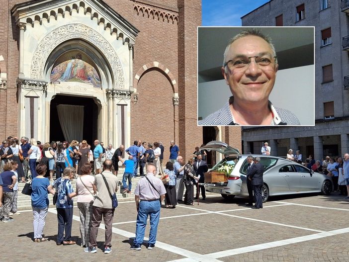 Il feretro sul sagrato di San Giulio, nel riquadro il sorriso di Davide Gorla, rievocato da tanti