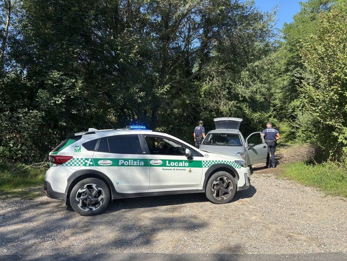 Respinto in piattaforma ecologica abbandona i rifiuti vegetali nel bosco: denunciato cittadino di Arcisate