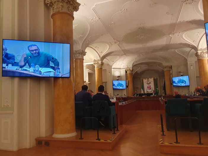 Provincia unita per i Vigili del fuoco. Ma FdI si smarca sulla circolazione gratuita per le forze dell’ordine: «Mozione strumentale»