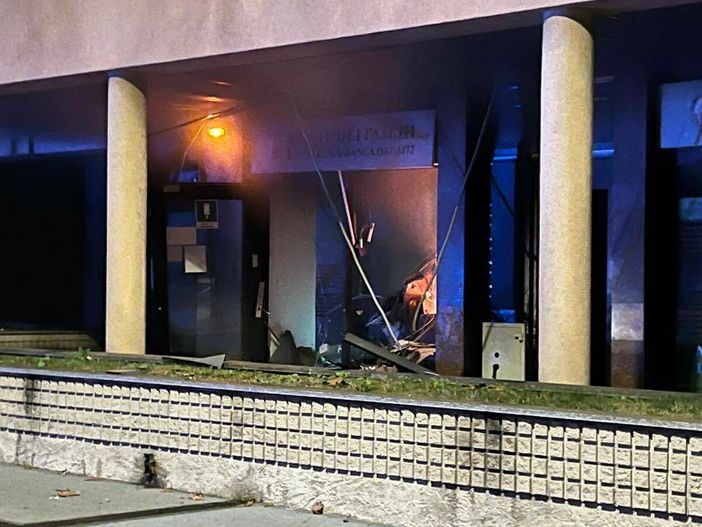 Il bancomat fatto esplodere stanotte a Saronno (foto tratta da IlSaronno.it)
