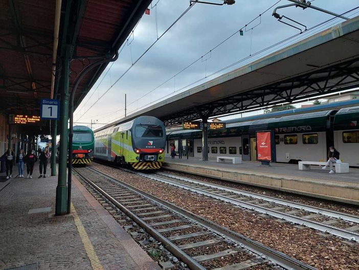 «Varese-MIlano, servizio dimezzato ma abbonamenti a tempo pieno: rimborsate ai pendolari gli abbonamenti di giugno»