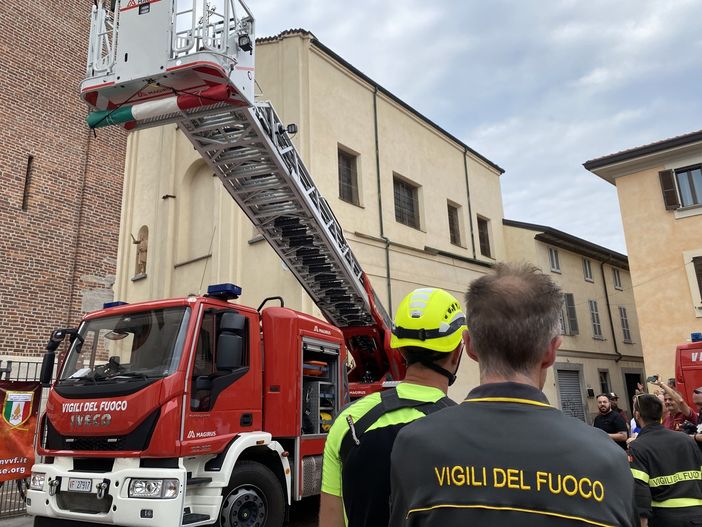 Grande ritorno in presenza per la festa natalizia dell'Associazione provinciale dei vigili del fuoco. E la solidarietà non si spegne