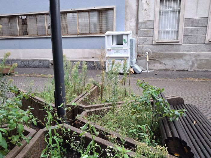 Piazza XXV Aprile, fra trascuratezza e comportamenti incivili