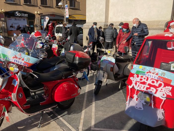 È Natale in centro a Busto. Bambini a bordo della “slitta vespa”. FOTO E VIDEO È Natale in centro a Busto. Bambini a bordo della “slitta vespa”. FOTO E VIDEO