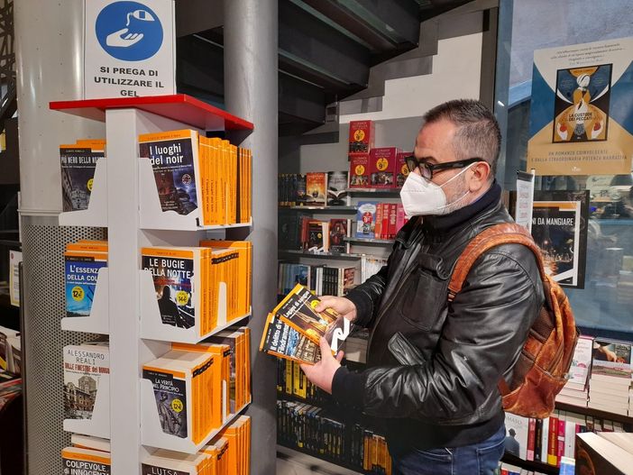 Bezzon in libreria. Scova un paio di suoi romanzi. Nel video sottostante, accanto all'installazione "Love" del Distretto Urbano del Commercio. Davanti a San Pietro (Gallarate) e vicino alla E. Di Emiliano Bezzon in libreria. Scova un paio di suoi romanzi. Nel video sottostante, accanto all'installazione "Love" del Distretto Urbano del Commercio. Davanti a San Pietro (Gallarate) e vicino alla E. Di Emiliano