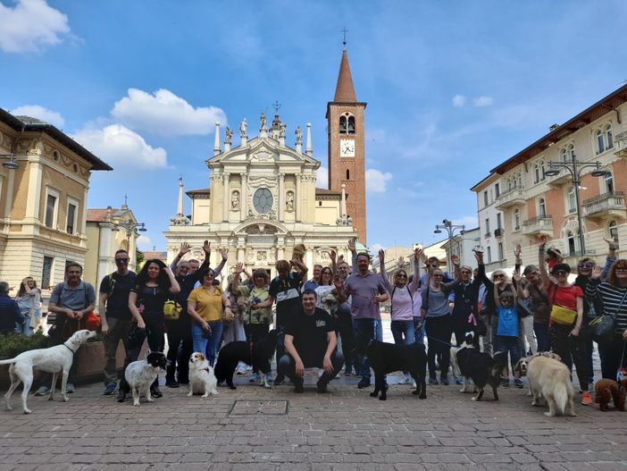 FOTO e VIDEO - A spasso per Busto: tante zampe fanno del bene. E Stefano Chiodaroli ulula