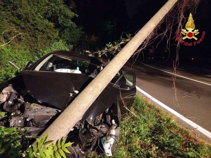 Castiglione Olona, auto si schianta contro un palo. Tre giovani coinvolti