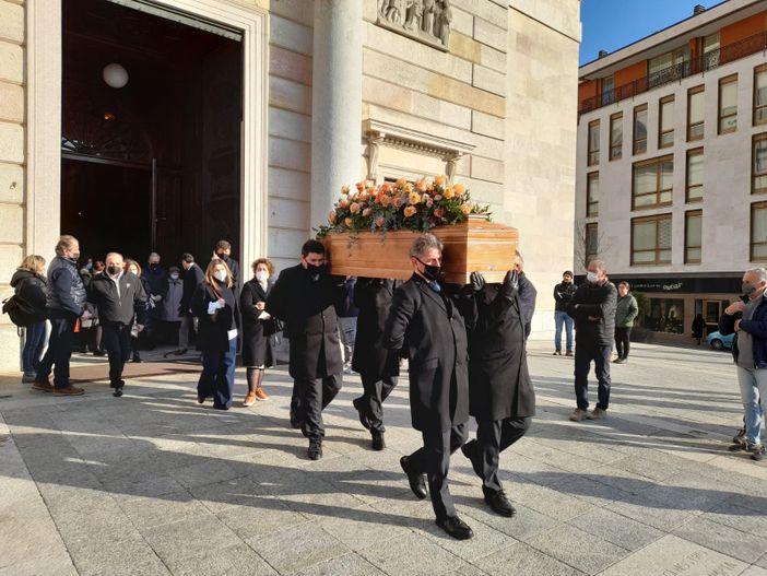 Il feretro di Alessandro Centinaio esce dalla basilica di Santa Maria Assunta Il feretro di Alessandro Centinaio esce dalla basilica di Santa Maria Assunta