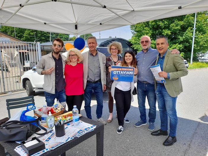 Il gazebo della Civica Poliseno - Ottaviani sindaco nei pressi del mercato di Cassano