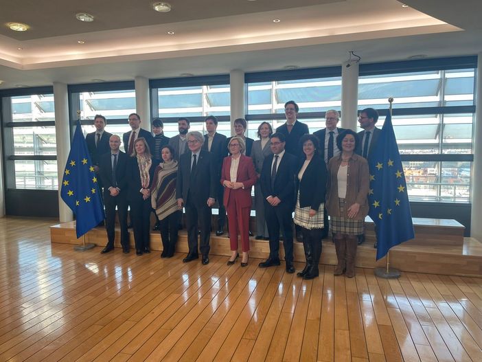 La delegazione varesina nella sede di Confindustria Bruxelles. Sotto, la Vicepresidente di Confindustria Varese, Claudia Mona, con i Commissari europei Breton e McGuinness