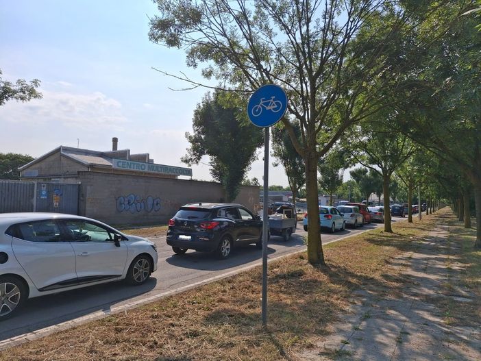 La coda all'ingresso del centro La coda all'ingresso del centro