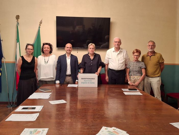 La presentazione del questionario, in Comune. Fra le mani dell'assessore Paola Reguzzoni, uno dei contenitori per la raccolta dei plichi compilati