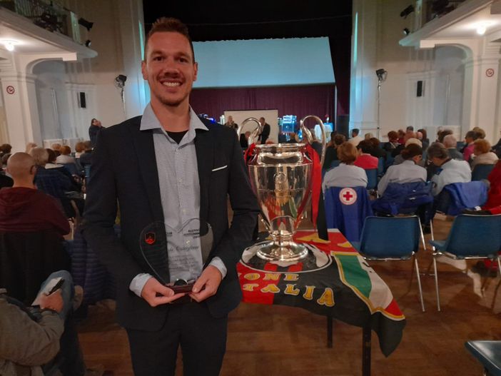 Davide Castiglioni, milanista doc 2023, con la targa e accanto alla coppa arrivata grazie all'Associazione Italiana Milan Club