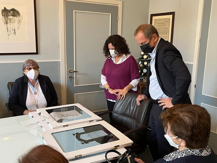 Lo skyline di Busto all'uncinetto: il dono alla città delle Federcasalinghe per i 25 anni