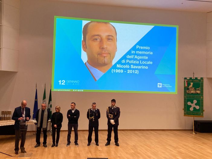 Con i familiari di Nicolo Savarino gli agenti Mantovani e Premoli della Polizia locale di Induno Olona Con i familiari di Nicolo Savarino gli agenti Mantovani e Premoli della Polizia locale di Induno Olona