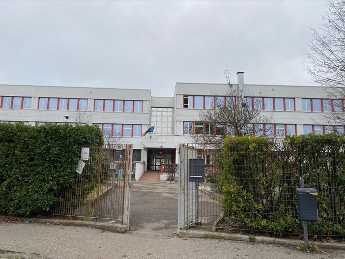 Ipc Verri, poesia offensiva contro la preside: «Cambia lavoro»