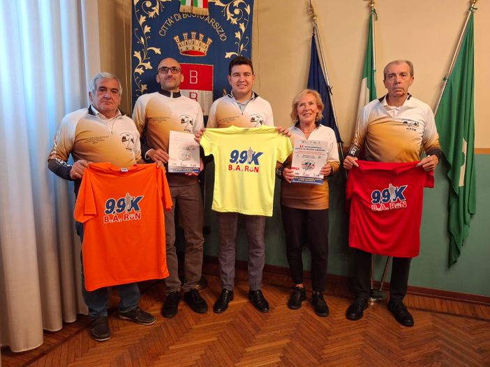 31esima maratonina Città di Busto Arsizio, la presentazione in Comune con alcune delle nuove magliette 31esima maratonina Città di Busto Arsizio, la presentazione in Comune con alcune delle nuove magliette