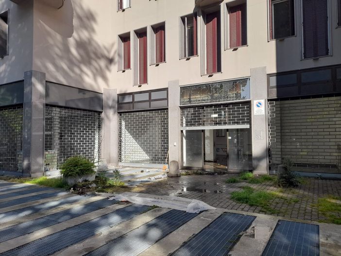 Parte dei guai del condominio sono intuibili anche osservando dall'esterno dell'immobile Parte dei guai del condominio sono intuibili anche osservando dall'esterno dell'immobile