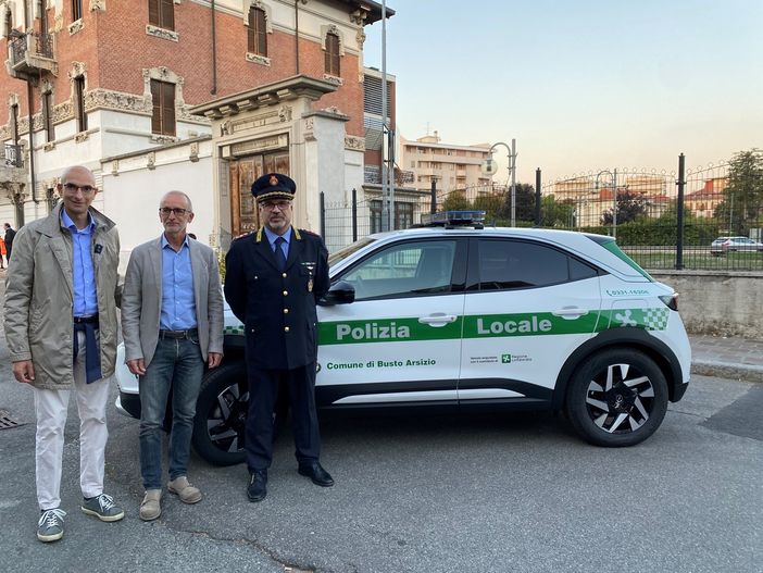 L'assessore Salvatore Loschiavo con il comandante della polizia locale e il proprietario di Riccardi Auto