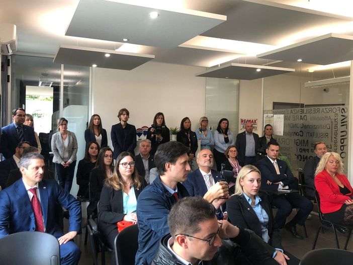 Un fiore ad ogni casa venduta per sostenere la “Bianca Garavaglia” Un fiore ad ogni casa venduta per sostenere la “Bianca Garavaglia”