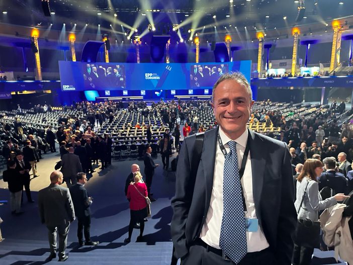 Marco Reguzzoni in una foto scattata in Romania al congresso del Partito Popolare Europeo Marco Reguzzoni in una foto scattata in Romania al congresso del Partito Popolare Europeo