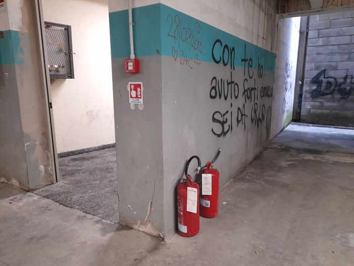 FOTO - Ragazzini svuotano di nuovo gli estintori al Seprio Park, la frustrazione di un utente FOTO - Ragazzini svuotano di nuovo gli estintori al Seprio Park, la frustrazione di un utente