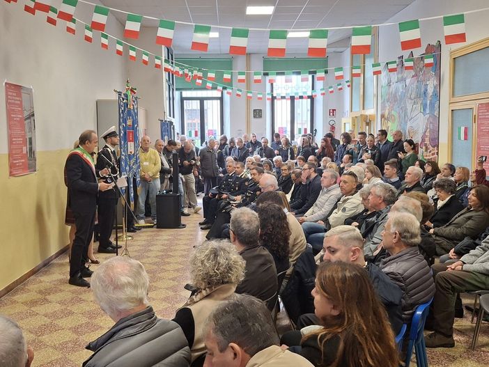 La celebrazione alle scuole Tommaseo, di poco più "anziane" della stazione Fs
