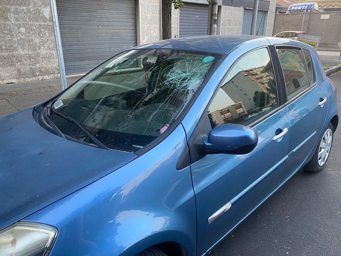 Aggredisce un'anziana, poi gli agenti