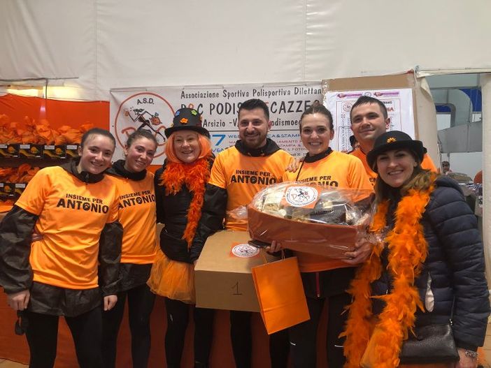 FOTO e VIDEO. Una Valle tutta arancione con 1.500 runner. Ricordando Mamo e Nene