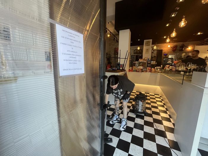 Le prime pulizie dopo il danno inferto venerdì sera Le prime pulizie dopo il danno inferto venerdì sera