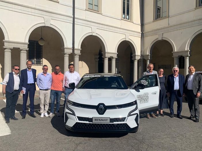La presentazione di Busto Estate con le auto Renault Paglini e sotto la Vespa