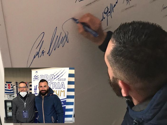 Calzi mentre firma il muro al Pro Patria Museum e in altri momenti compresa uno da ragazzino con Marco Parolo Calzi mentre firma il muro al Pro Patria Museum e in altri momenti compresa uno da ragazzino con Marco Parolo