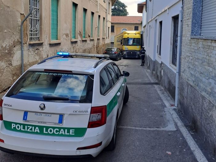 Tradito dal navigatore, camion incastrato per nove ore in una strada a Olgiate Tradito dal navigatore, camion incastrato per nove ore in una strada a Olgiate