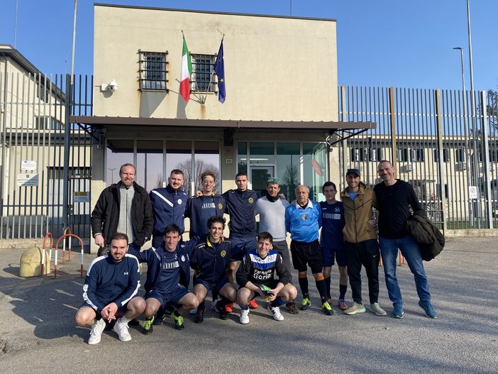 La prima squadra partecipante: OSGB Caronno D, di Caronno Pertusella. Tutto a sinistra in piedi il presidente provinciale Diego Peri. Penultimo a destra (con il cappellino) Gian Marco Duina, ideatore del progetto e allenatore