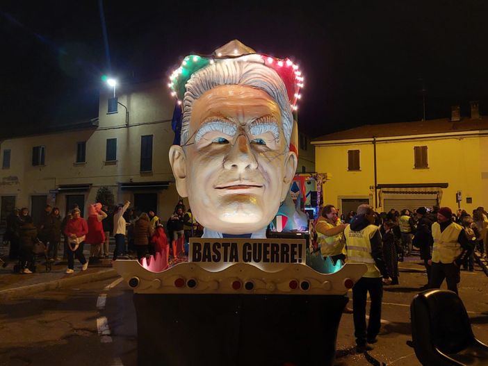 FOTO E VIDEO. Il Carnevale notturno illumina il centro di Olgiate FOTO E VIDEO. Il Carnevale notturno illumina il centro di Olgiate