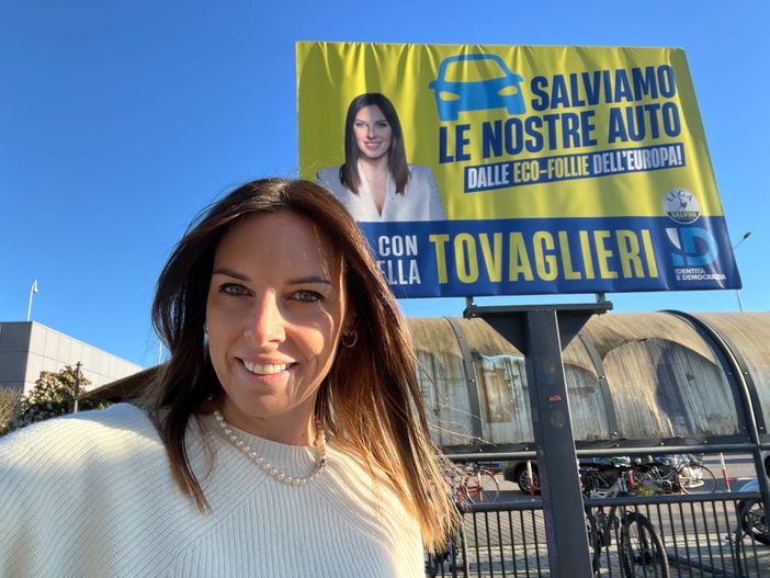 Tovaglieri, manifesti sulle strade del Varesotto contro lo stop ai motori termici