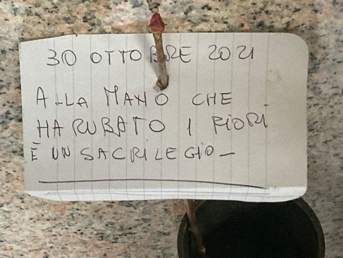 Un biglietto posato in queste ore su una lapide a Busto Un biglietto posato in queste ore su una lapide a Busto