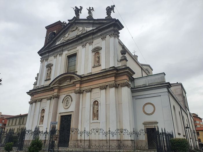 San Michele saluta don Alberto Ravagnani e accoglie con una fiaccolata don Fabio Ercoli