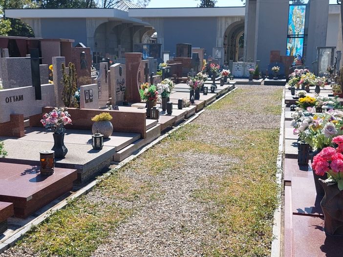 «Troppa incuria al cimitero di Olgiate. L’amministrazione si impegni a risolvere il problema»