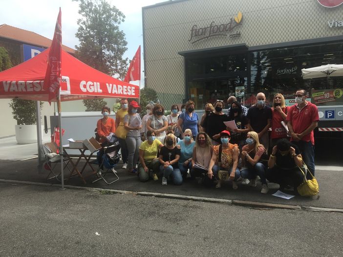 Il presidio di lavoratori sul viale e le pattuglie