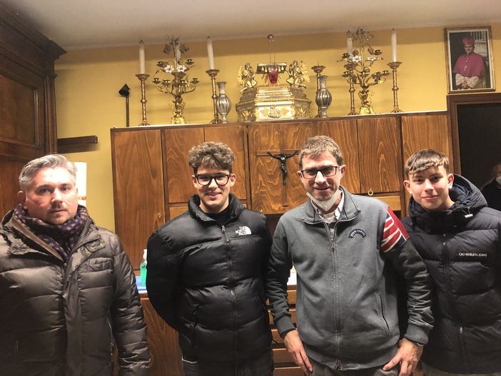 Don Giuseppe con alcuni parrocchiani Don Giuseppe con alcuni parrocchiani