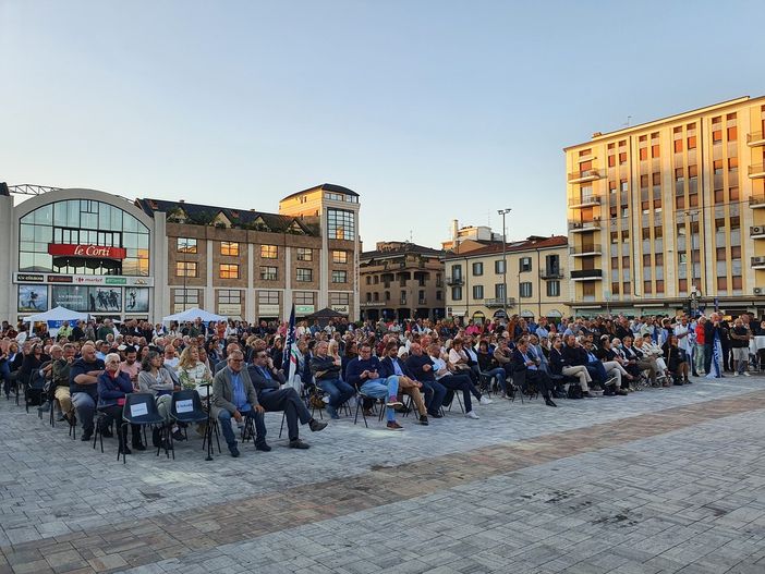 Foto di gruppo al termine della presentazione Foto di gruppo al termine della presentazione
