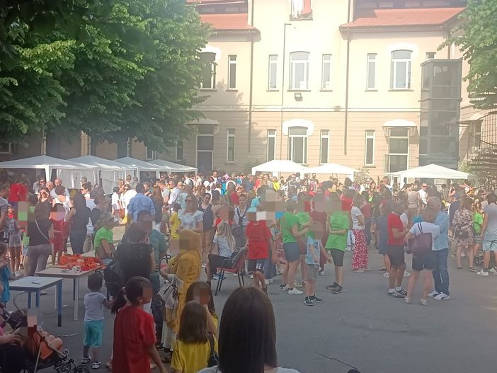 Le scuole tornano a fare festa. Alle Manzoni gara podistica e lancio del tocco per i “quintini”