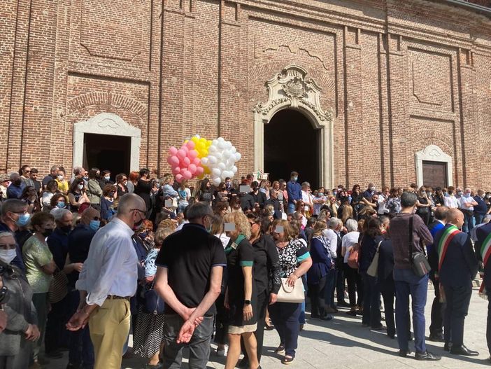 Nonno Giulio abbraccia i carabinieri, sotto la folla e i feretri